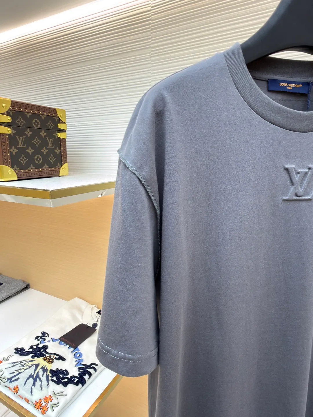 LOUIS VUITTON Concave embossed round neck short sleeves ●Original version: Purchased and developed in 5010 ●Item number: 1681360-A00 ●Fabric: plain knitted fabric ●Technology: embossed embossed production ●Color: gray ●Version: fitted version ●Weight: about 205 grams ●Size: High-count combed cotton yarn eliminates most of the short hairiness through compact spinning process, making the yarn smoother and stronger. The woven fabric structure is extremely dense, flat and soft, with excellent anti-pilling ability and durability, while retaining the natural advantages of pure cotton, which is breathable and skin-friendly. The neckline is made of 32S 1x1 rib with a weight of 300g. The finer yarn count creates a more delicate and tight thread, which provides better elasticity and deformation resistance than ordinary ribs, ensuring that the neckline can still remain stiff after being put on and taken off many times. It contains an innovative process of silicone lining. The concave and convex embossing process is heated and shaped by the upper and lower dies. The rollers press the fabric at a certain temperature, and the three-dimensional hierarchical convex surface is produced through mechanical embossing. This makes the embroidered patterns not only three-dimensional and full, but also uniquely soft and elastic to the touch, which is completely different from traditional stiff embroidery. The support of silicone also ensures that the pattern is not prone to wrinkles and deformation after washing, achieving a combination of visual novelty and process durability. The overall wiring is straight and delicate, the fabric is comfortable and soft, and the color is consistent without color difference. It can be matched with the same style to create a fashionable look and control various occasions. Customized accessories, complete with three standards, same style for men and women!